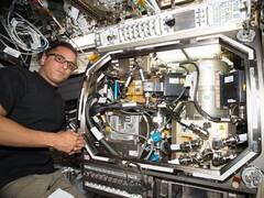 L&#039;astronauta della NASA Joe Acaba installa l&#039;hardware per testare il controllo della pressione nei serbatoi di carburante criogenico (Fonte: NASA; ritagliato)