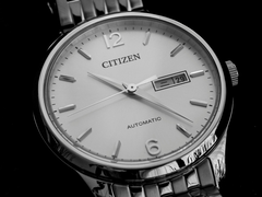 Un primo piano del quadrante di un orologio Citizen.