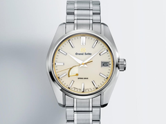 Il Grand Seiko SBGA519 su uno sfondo sfumato.