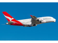 Una fotografia di un aereo Qantas che vola in un cielo blu intenso. (Immagine: Vismay Bhadra/Wikimedia Commons)