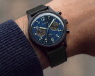 Un movimento meca-quarzo conferisce al cronografo una lancetta dei secondi a scorrimento continuo, garantendo al contempo il funzionamento base dell’orologio con una batteria standard.