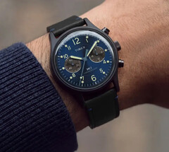Un movimento meca-quarzo conferisce al cronografo una lancetta dei secondi a scorrimento continuo, garantendo al contempo il funzionamento base dell’orologio con una batteria standard.