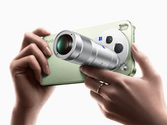 Vivo X300s con un accessorio teleconverter.