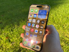 i modelli iPhone 15 Pro sono destinati ad un serio aggiornamento del display (immagine via own)