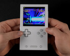 Ayaneo Pocket Vert sfoggia un layout da Game Boy con quattro pulsanti, doppio touchpad, pulsanti a spalla, un D-Pad da gioco di combattimento e potenti componenti interni. (Credito immagine: ETA PRIME)