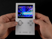 Ayaneo Pocket Vert sfoggia un layout da Game Boy con quattro pulsanti, doppio touchpad, pulsanti a spalla, un D-Pad da gioco di combattimento e potenti componenti interni. (Credito immagine: ETA PRIME)