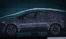 Dopo gli schizzi iniziali, la nuova Audi A2 e-tron fa il suo debutto nel mondo reale con il camuffamento durante i test drive su ghiaccio e neve nel nord della Svezia e nella galleria del vento.
