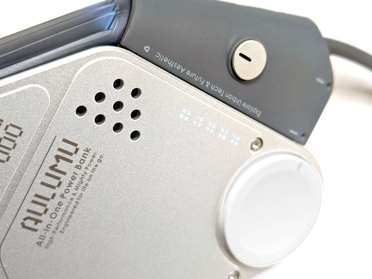 Pulsante di accensione, LED di indicazione del livello della batteria e fori di ventilazione sulla parte anteriore.