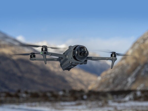 Il DJI Mavic 4 Pro ha una tripla fotocamera come la generazione precedente. (Fonte: DJI)