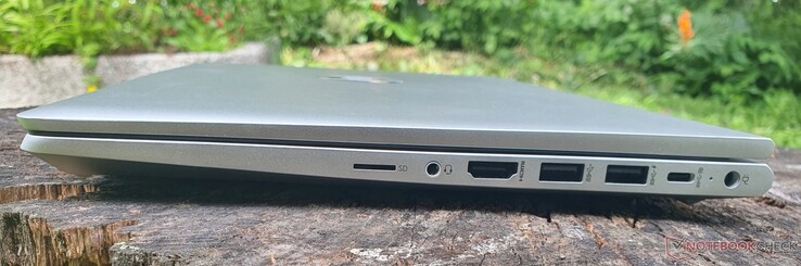 A destra: µSD, jack audio da 3,5 mm, HDMI 1.4b, USB-A 3.2 Gen 1 (5 Gb/s), USB-C 10 Gb/s con Power Delivery e DisplayPort 1.4, alimentatore
