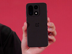 OnePlus 15 (nella foto) è uno dei tanti telefoni di punta che sono stati presentati all&#039;evento (Fonte: Qualcomm)