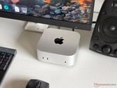 Mac mini con chip Apple M6 su una scrivania in una postazione da gioco con monitor, tastiera, mouse e altoparlanti.