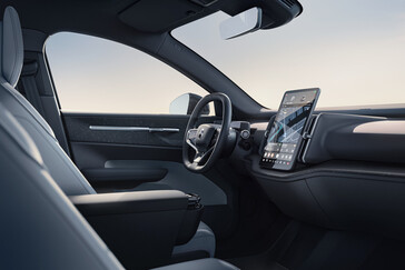 L'ampio display centrale è regolabile e funziona su Android Automotive. (Fonte: Volvo)