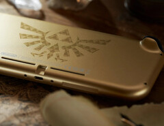 Una cresta di Hylian domina il retro della Switch Lite Hyrule Edition. (Fonte: Nintendo)