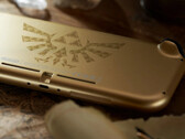 Una cresta di Hylian domina il retro della Switch Lite Hyrule Edition. (Fonte: Nintendo)
