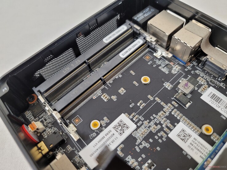 Le SODIMM occupano tracce di routing sul PCB e quindi nessun altro componente della scheda madre può utilizzare questo spazio sotto gli slot SODIMM. Al contrario, il CAMM occupa uno spazio molto più piccolo sulla scheda, liberando spazio per altri componenti della scheda madre