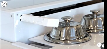 Un braccio robotico afferra il coperchio della pentola, capovolgendolo per riempirlo di ingredienti dall'alto. (Fonte: Chefee Robotics)