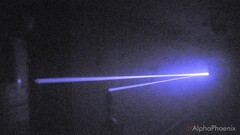Il laser rimbalza avanti e indietro (Fonte immagine: AlphaPhoenix; screenshot)