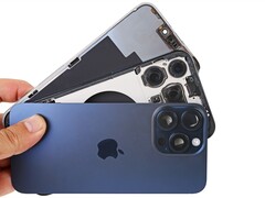 Si dice che la batteria dell&#039;iPhone 15 Pro di Apple duri più a lungo di quanto inizialmente pubblicizzato. (Immagine: iFixit)