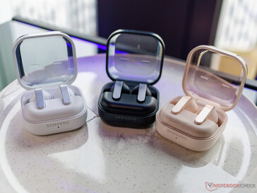 Le varianti di colore nero e bianco opaco sono affiancate dall'esclusiva opzione di colore rosa