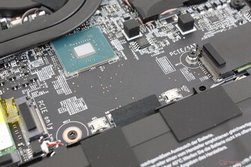 Uno slot supporta sia PCIe che SATA mentre l'altro è solo PCIe