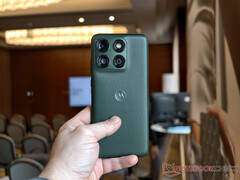 L’Edge 70 Plus è alimentato dal processore Snapdragon 7s Gen 3. Nella foto: la variante cromatica «Mountain View» del telefono.