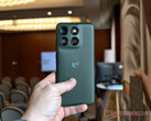 L’Edge 70 Plus è alimentato dal processore Snapdragon 7s Gen 3. Nella foto: la variante cromatica «Mountain View» del telefono.