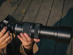 Il LUMIX S 100-500 mm f5-7.1 (nella foto), ha la gamma di zoom più lunga di tutti gli obiettivi Panasonic per l'innesto L. (Fonte: Panasonic)