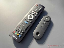 A sinistra, il telecomando della smart TV; a destra, quello per il sollevatore della TV nella credenza.