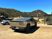 Cybertruck sollevato durante i test fuoristrada (immagine: MuddyRuttzz/YT)