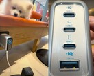 Le 3 porte USB-C e la quarta porta USB-A sono presenti sul fondo del caricatore da parete Anker Zolo 140W. (Fonte immagine: Xiao Li TV via YouTube)