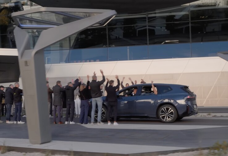 Il SUV elettrico BMW iX3 ha completato il viaggio di 1007,7 km con il 2% di carburante ancora nel serbatoio. (Fonte: BMW Group via YouTube)