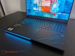 Striscia LED e logo Predator sulla base