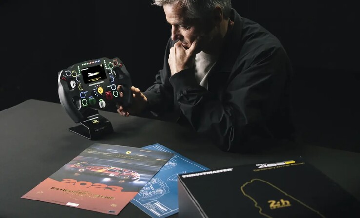 Il volante Thrustmaster Ferrari 499P in scala 1:1 vanta comandi retroilluminati e un design fedele all’originale.