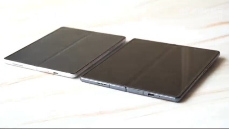 Samsung Galaxy Z Fold3 a sinistra.