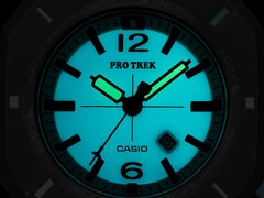 Casio Pro Trek PRJ-01AE-8, che si illumina di turchese al buio, con lancette e quadrante illuminati.
