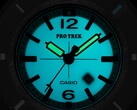 Casio Pro Trek PRJ-01AE-8, che si illumina di turchese al buio, con lancette e quadrante illuminati.
