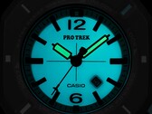 Casio Pro Trek PRJ-01AE-8, che si illumina di turchese al buio, con lancette e quadrante illuminati.