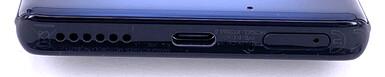 Lato inferiore: altoparlante, porta USB-C, microfono, alloggiamento SIM