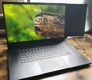 Razer Blade 17 2022 con le sue ridotte cornici del display (Fonte: Notebookcheck)