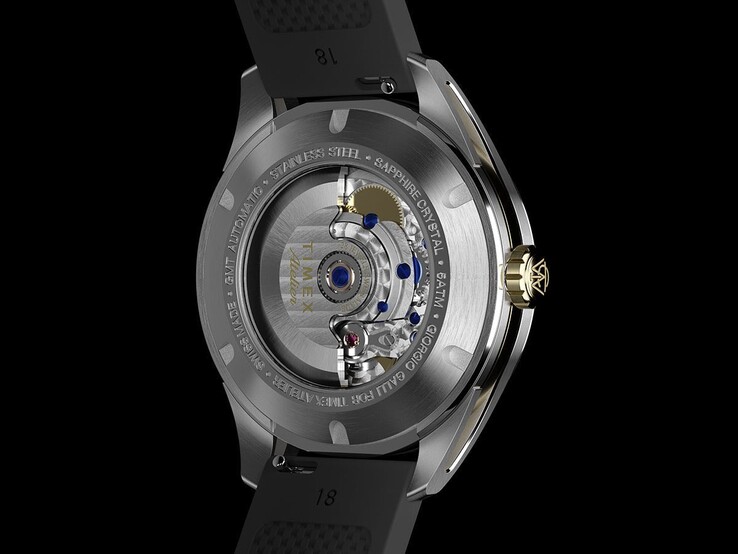 Vista posteriore del Timex Atelier GMT Première M1a, con il movimento GMT automatico visibile attraverso il fondello trasparente.