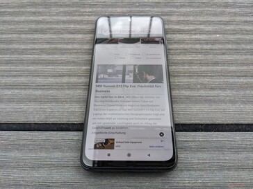 Xiaomi Redmi Note 10S all'aperto in una giornata nuvolosa