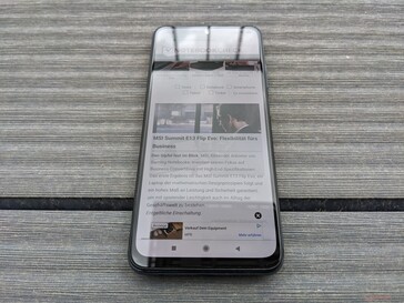 Xiaomi Redmi Note 10S all'aperto in una giornata nuvolosa