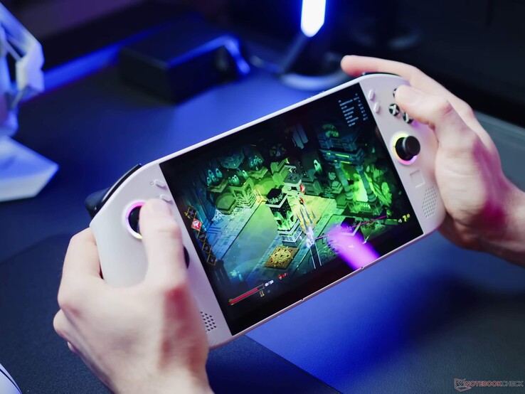 Questa SKU specifica di Legion Go S ha 32 GB di RAM LPDDR5X e 1 TB di memoria.