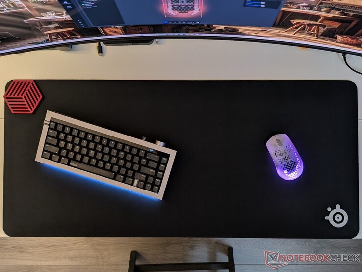 Aerox 3 Wireless Gen 2 su mousepad QcK Heavy XXL.