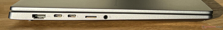 A sinistra: HDMI 2.1, 2x USB-C 4.0 con Thunderbolt 4 (40 Gbit/s, DisplayPort, Power Delivery), lettore di schede microSD, jack audio da 3,5 mm
