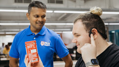 L'auricolare AiSee descrive gli oggetti a chi lo indossa con una scarsa capacità visiva attraverso l'identificazione delle immagini AI. (Fonte: AHL presso NUS)