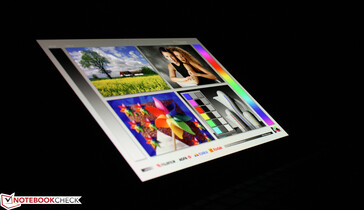 Angoli di visualizzazione del display OLED del Vivobook 13 Slate