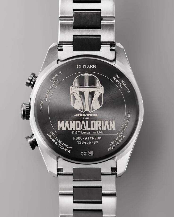 Il fondello presenta un elmo Mandaloriano inciso e il marchio Star Wars.