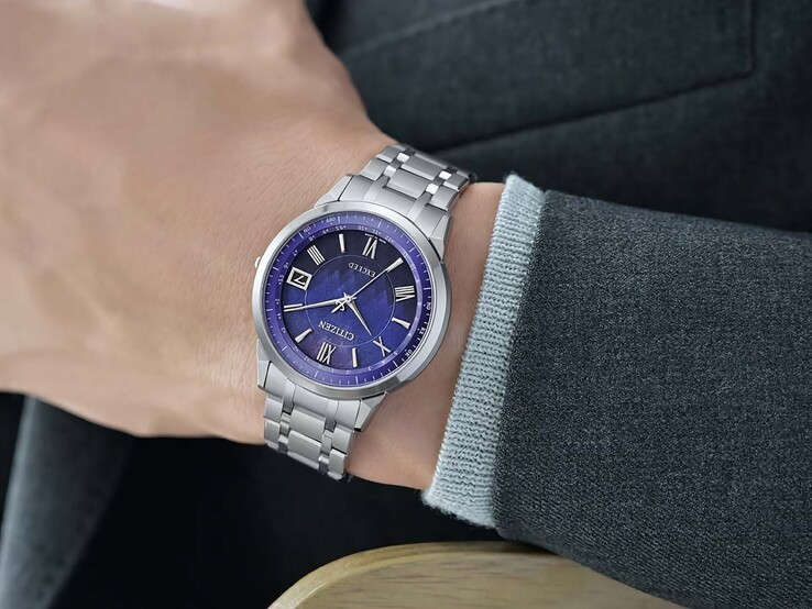 Il Citizen Exceed CB1140-79L indossato al polso, che mostra il quadrante blu, la cassa color argento e il bracciale integrato in titanio sullo sfondo di una giacca scura.